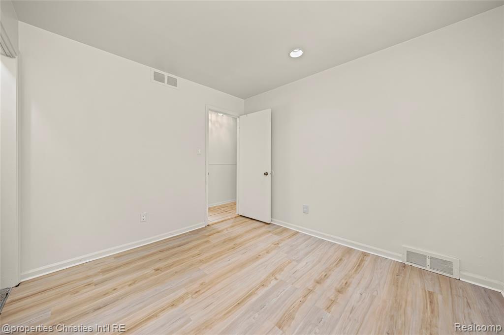 6550 Inkster Road West Bloomfield, MI 48322 - Photo 24 of 39