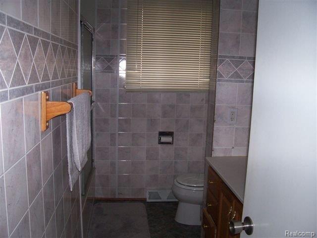 2579 Frembes Road Waterford, MI 48329 - Photo 8 of 9 Bathroom