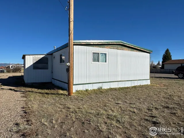 a view of a house with backyard