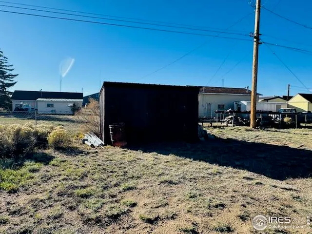 a view of a yard with a house