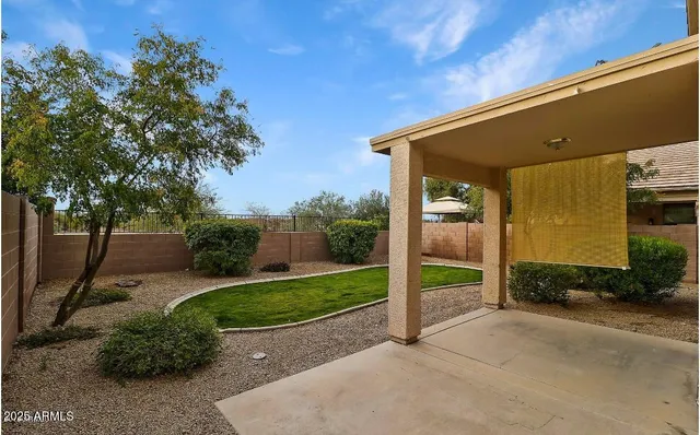 a view of a back yard of the house