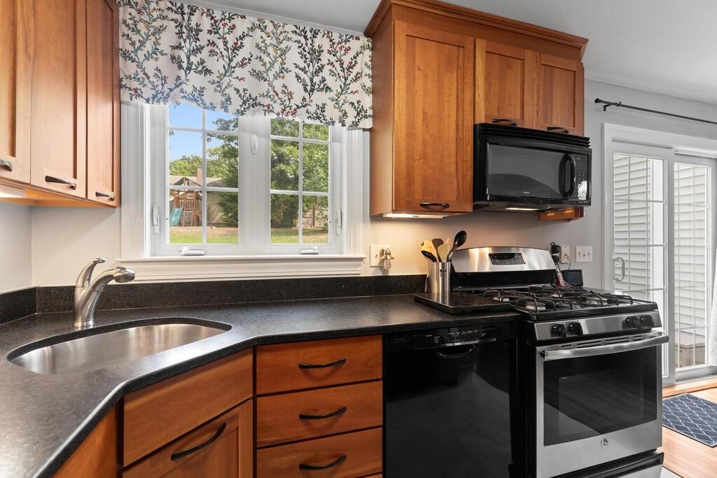 1063 Main Street Reading, MA 01867 - Photo 12 of 31 Gallery Image 12