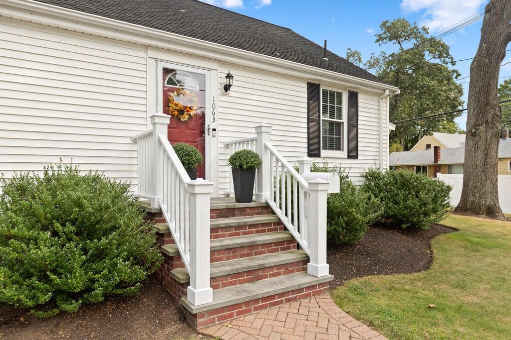 1063 Main Street Reading, MA 01867 - Photo 3 of 31 Gallery Image 3