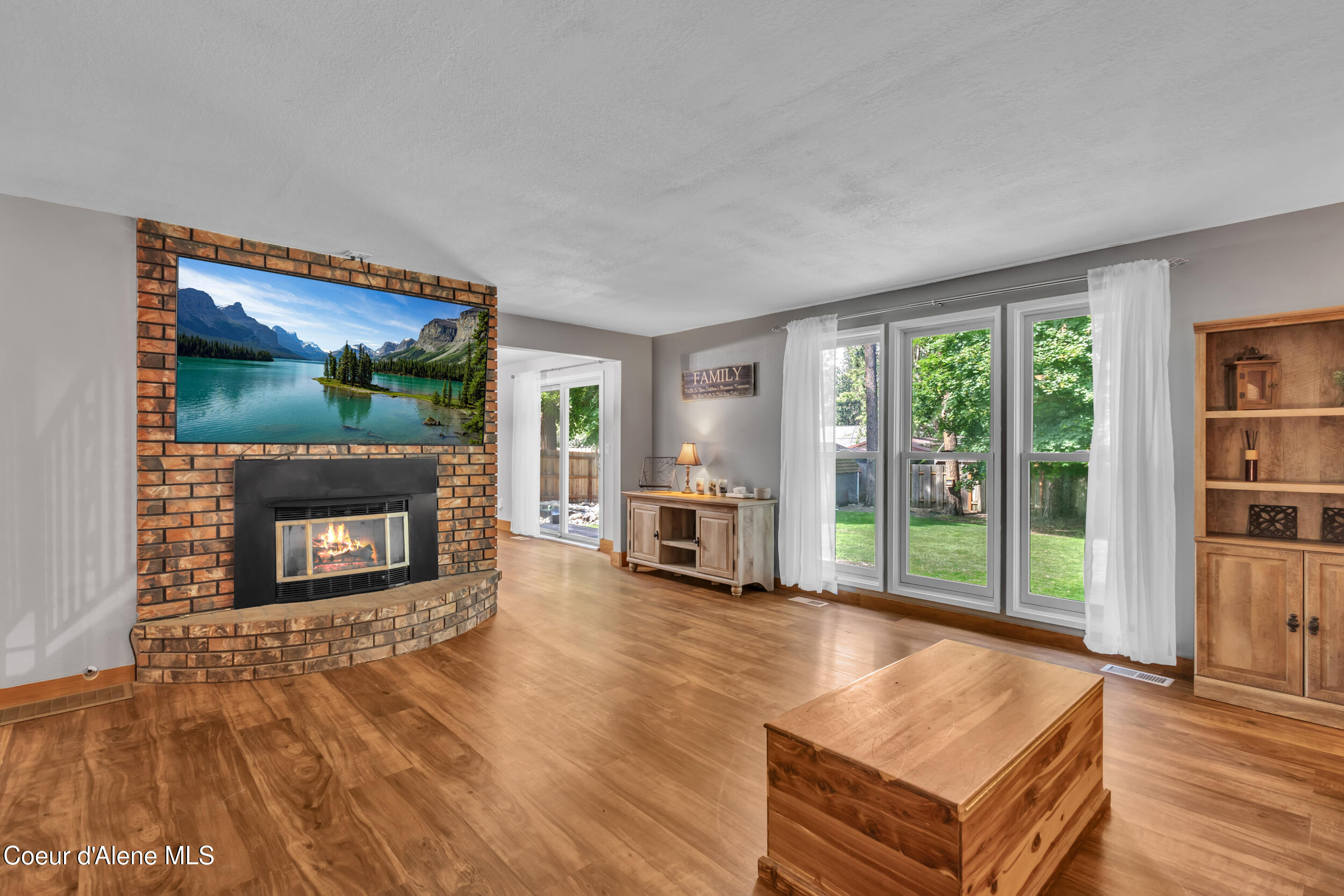 222 South Ross Point Road Post Falls, ID 83854 - Photo 5 of 47 5. Living