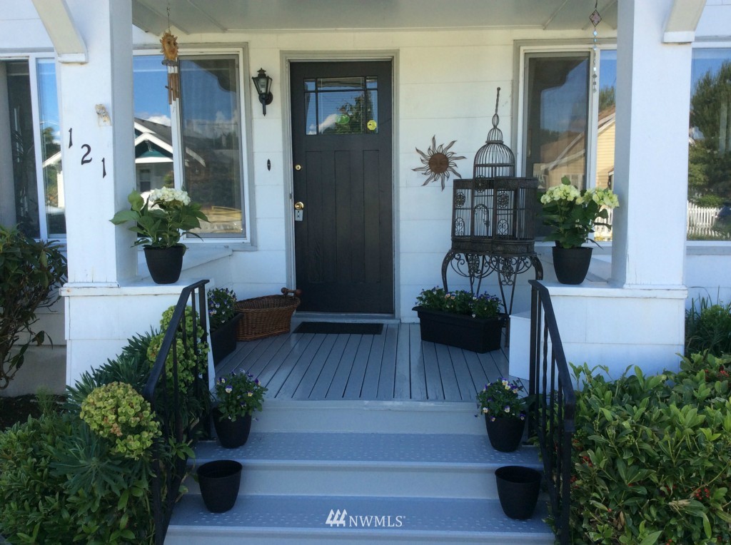 121 Wells Avenue North Renton, WA 98057 - Photo 1 of 9 Gallery Image 1