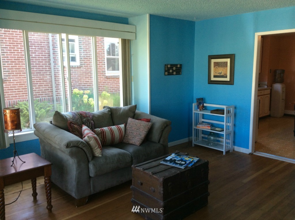 121 Wells Avenue North Renton, WA 98057 - Photo 3 of 9 Gallery Image 3