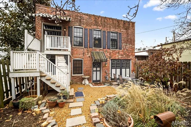 $1,800 | 1010 Allen Avenue, Unit REAR/CARRIAGE HOUSE, St. Louis, MO 63104