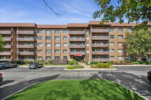 $449,900 | 2000 Chestnut Avenue, Unit 103, Glenview, IL 60025