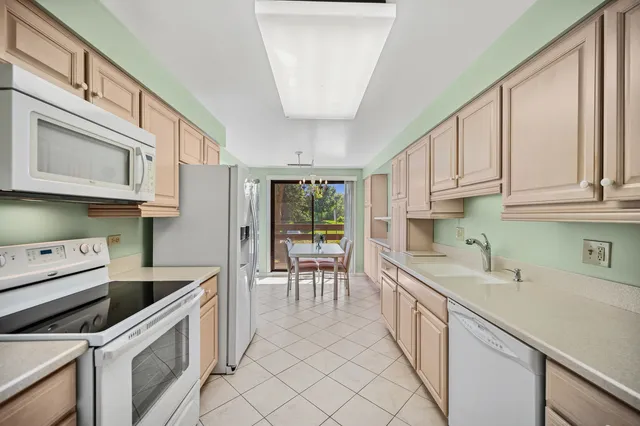 $449,900 | 2000 Chestnut Avenue, Unit 103, Glenview, IL 60025