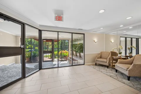 $449,900 | 2000 Chestnut Avenue, Unit 103, Glenview, IL 60025