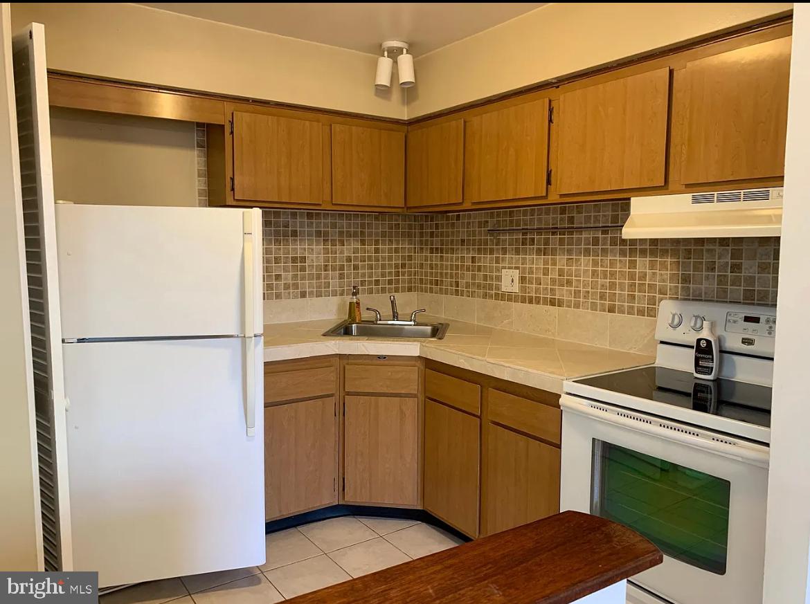 512 Stidman Drive, Unit D4 Springfield, PA 19064 - Photo 4 of 16 Kitchen