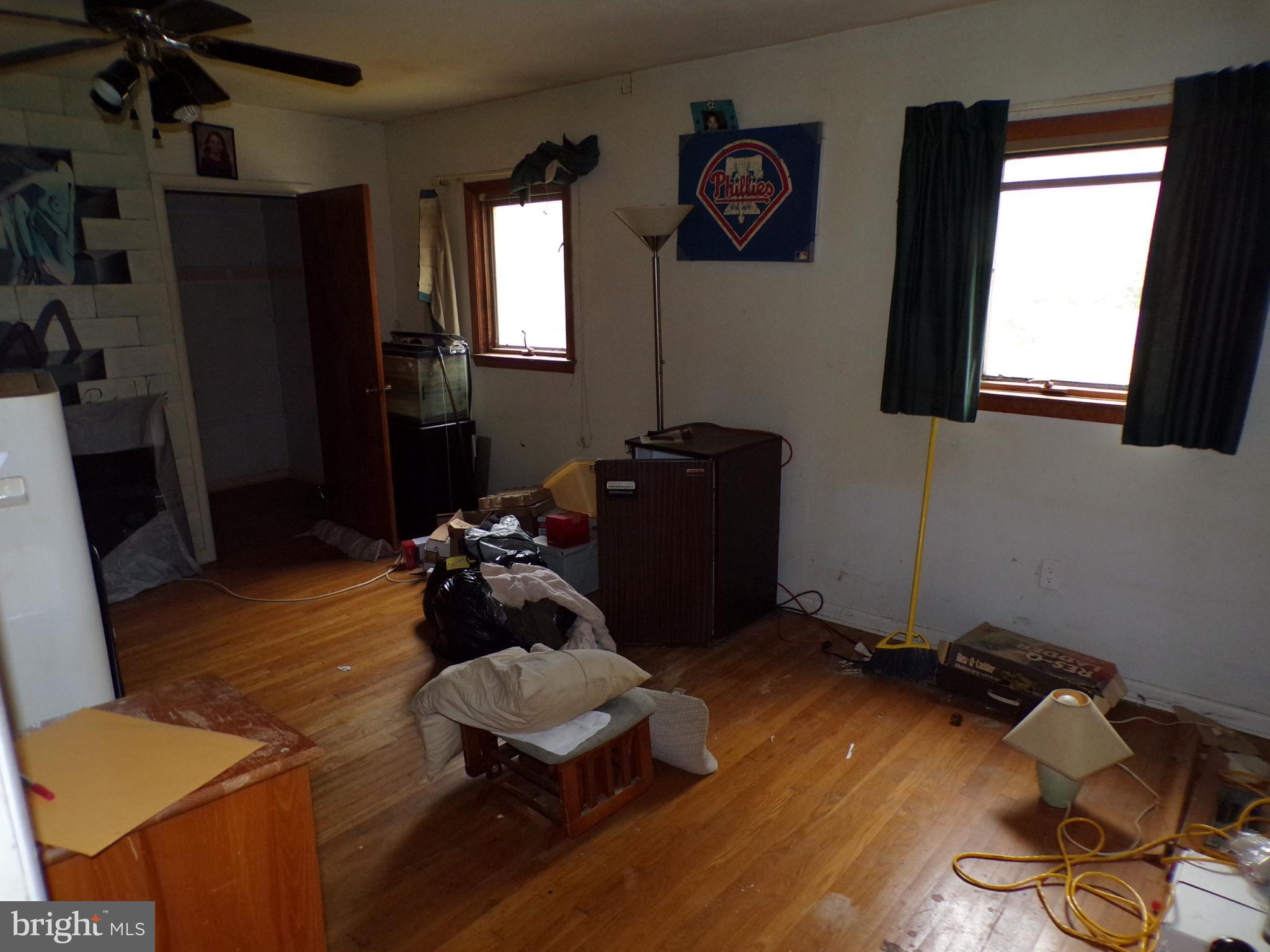 65 Trent Road Blackwood, NJ 08012 - Photo 9 of 23 a living room with furniture and a mirror
