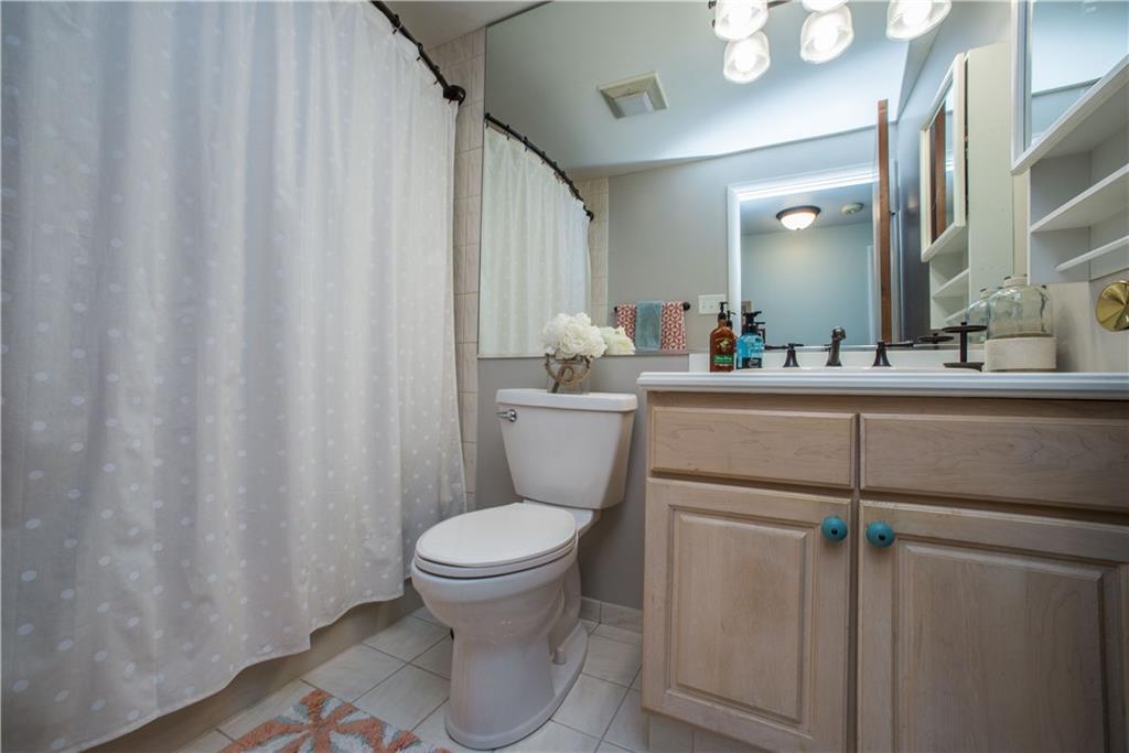 23 Stancey Road Pittsburgh, PA 15220 - Photo 17 of 25 Any color scheme will work in this full bath!