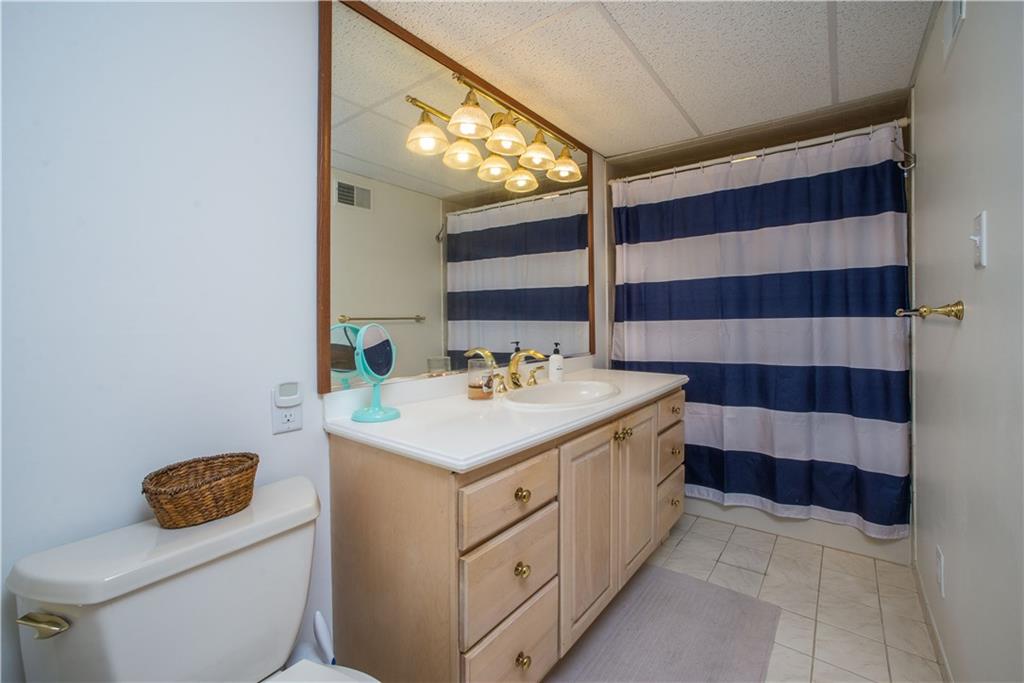 23 Stancey Road Pittsburgh, PA 15220 - Photo 19 of 25 Lower level full bath.