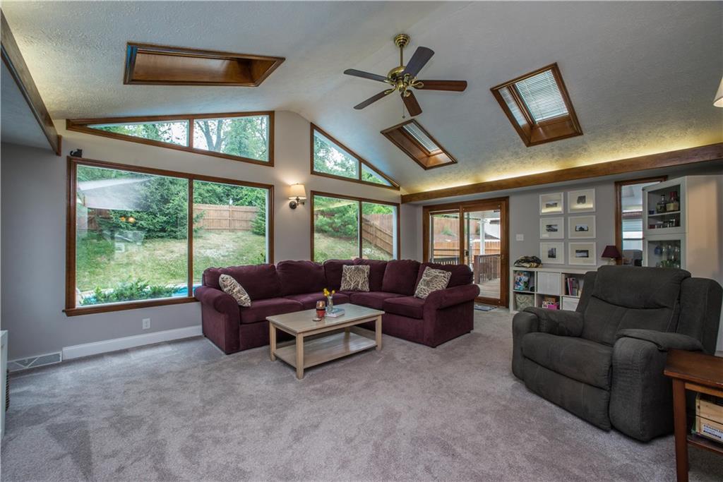 23 Stancey Road Pittsburgh, PA 15220 - Photo 10 of 25 Now this is what you call a great room!