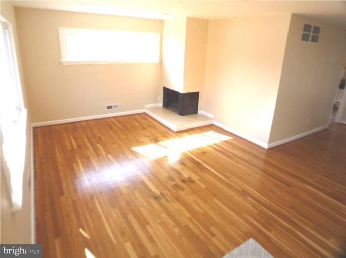 910 Marksworth Road Catonsville, MD 21228 - Photo 3 of 13 Living Room