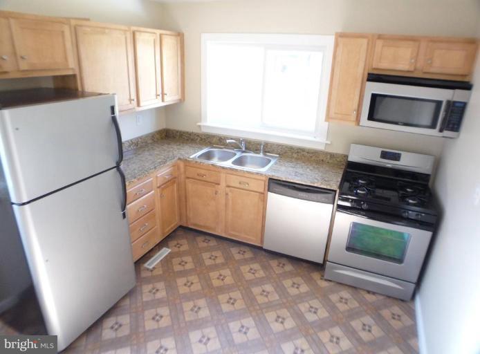 910 Marksworth Road Catonsville, MD 21228 - Photo 7 of 13 Kitchen