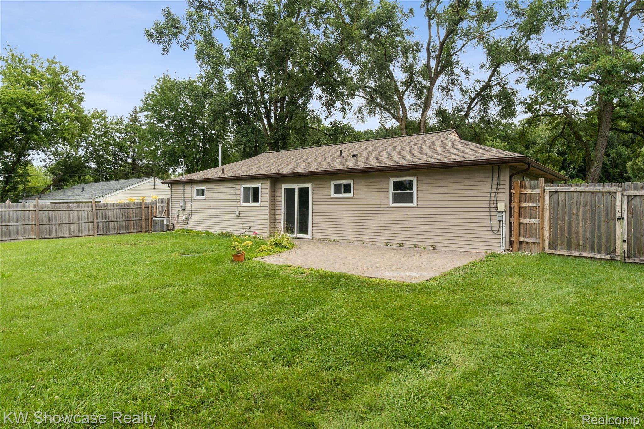1980 Henbert Road West Bloomfield, MI 48324 - Photo 21 of 24 The rear view of the home. New Roof in 2020.