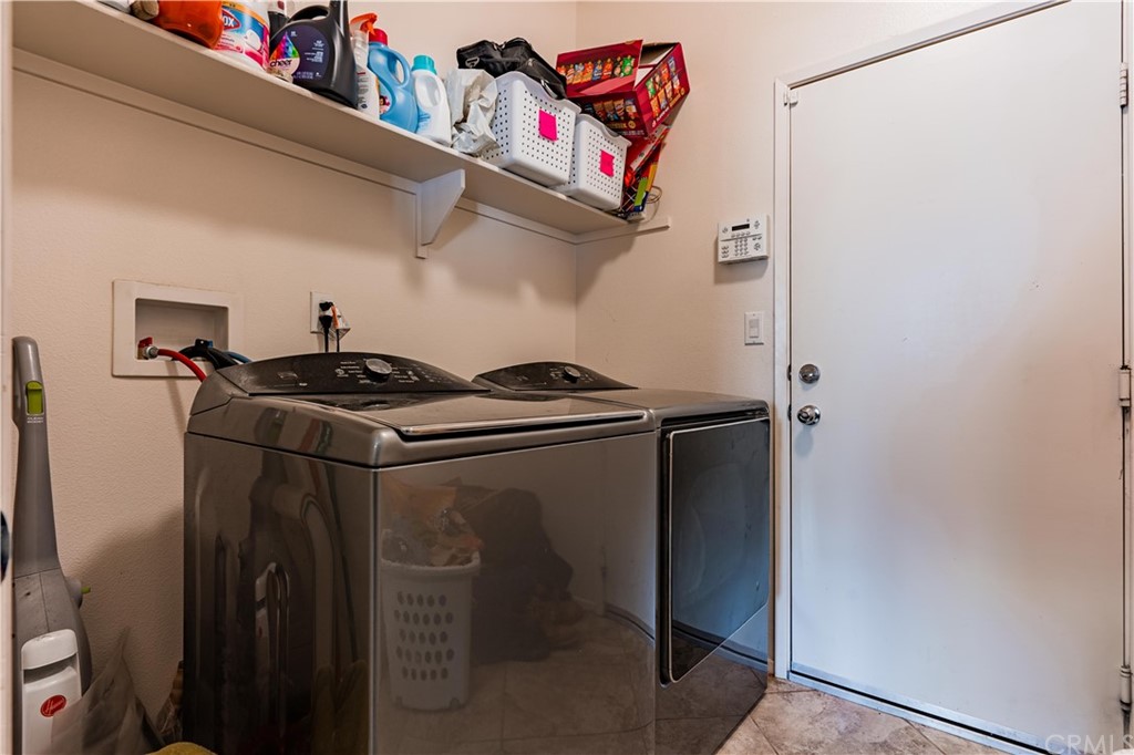 2090 Trinket Circle San Jacinto, CA 92582 - Photo 15 of 43 a utility room with dryer and washer