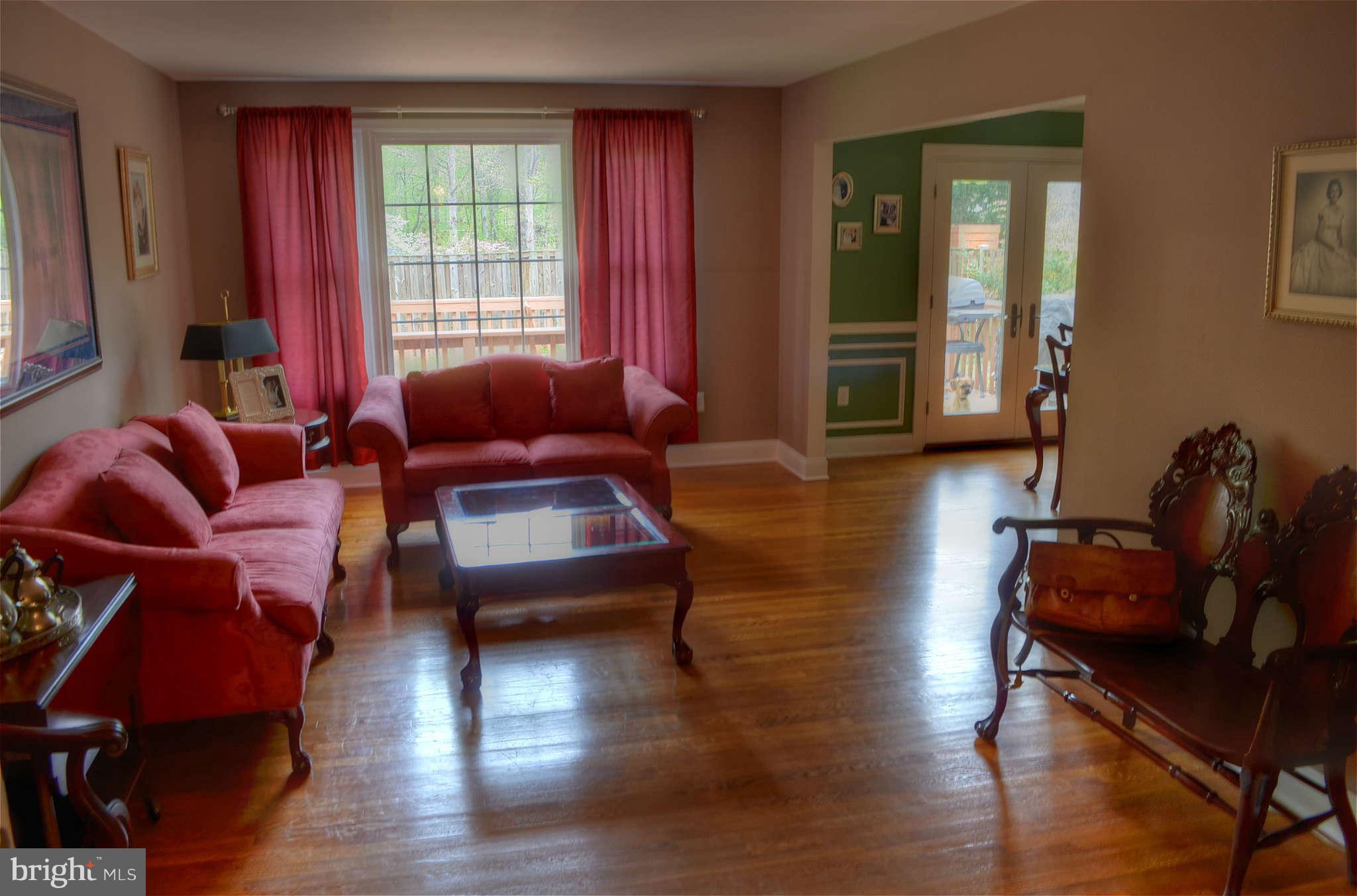 2510 Farrier Lane Reston, VA 20191 - Photo 7 of 26 Living Room