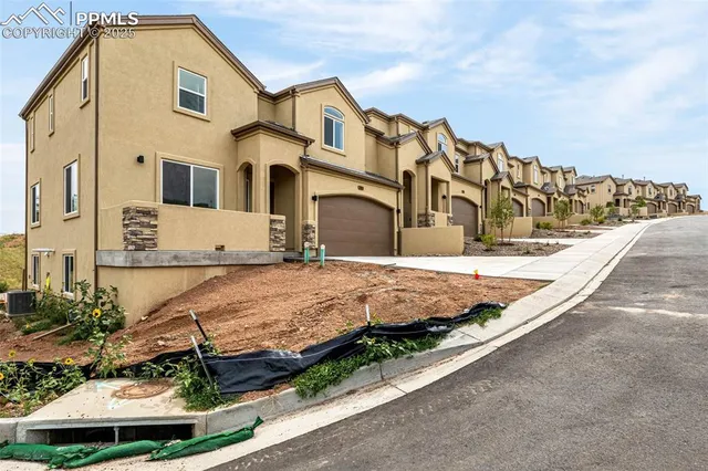 a view of residential houses with street