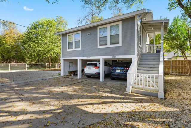 a view of a house with backyard and sitting area