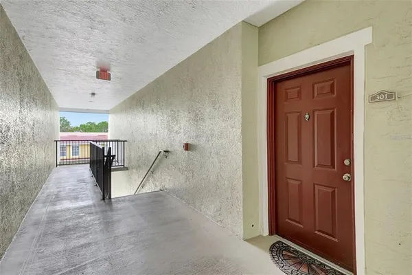 a view of entryway and hall