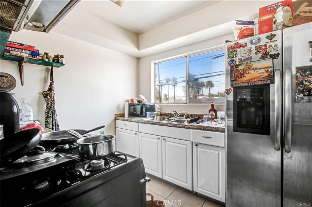 11258 Ohio Avenue Los Angeles, CA 90025 - Photo 14 of 19 a kitchen with a stove and a refrigerator