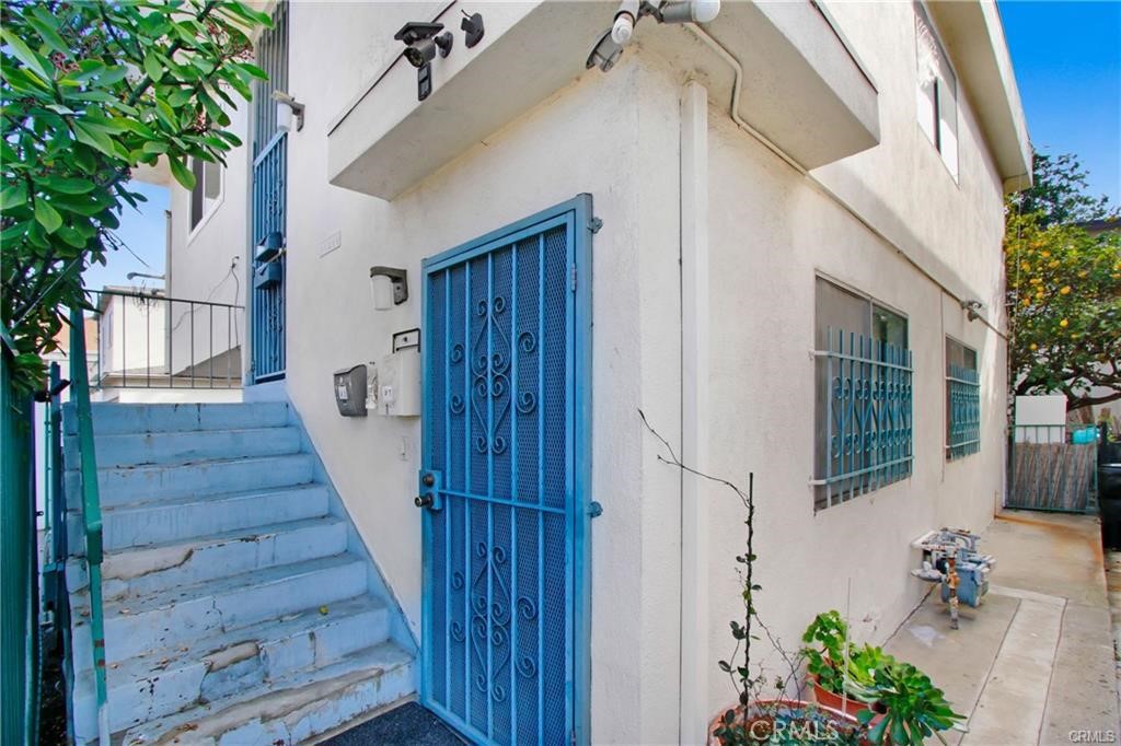11258 Ohio Avenue Los Angeles, CA 90025 - Photo 2 of 19 a view of a entryway of the house