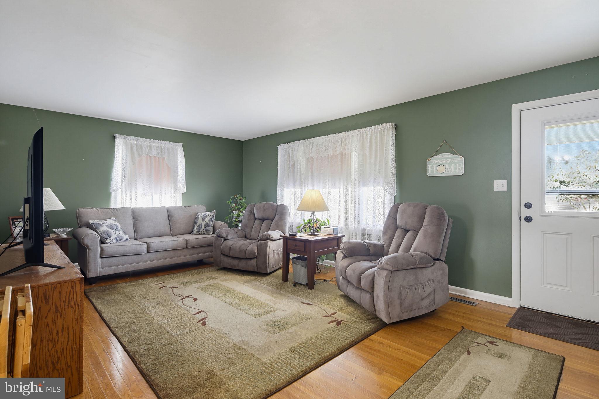 427 North Clear Ridge Road Union Bridge, MD 21791 - Photo 5 of 36 Spacious Living Room