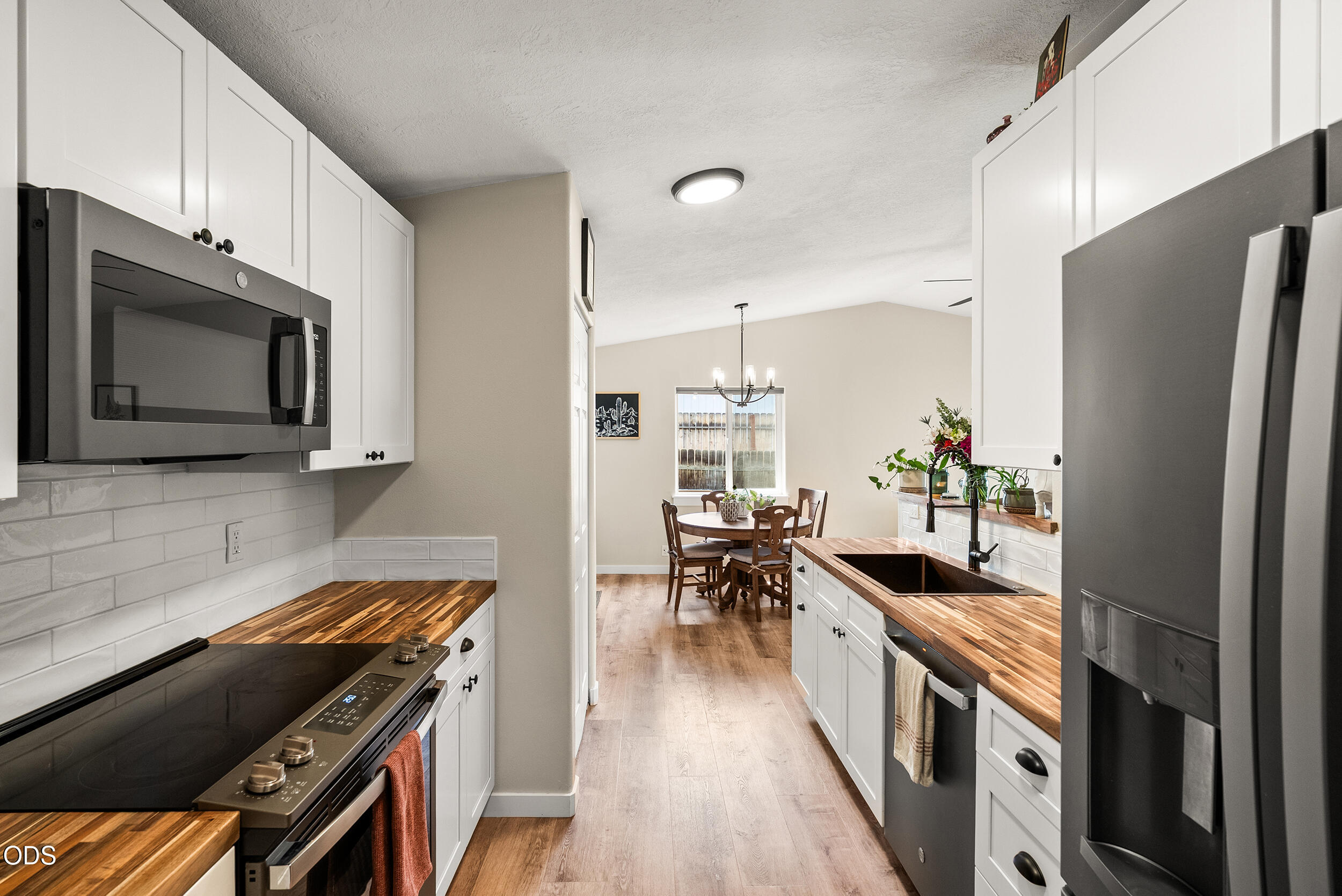 833 Northwest Maple Court Redmond, OR 97756 - Photo 9 of 44