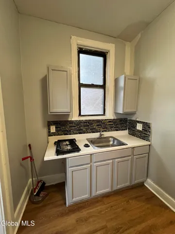 $1,000 | 132 Central Avenue, Unit 2R, Albany, NY 12206