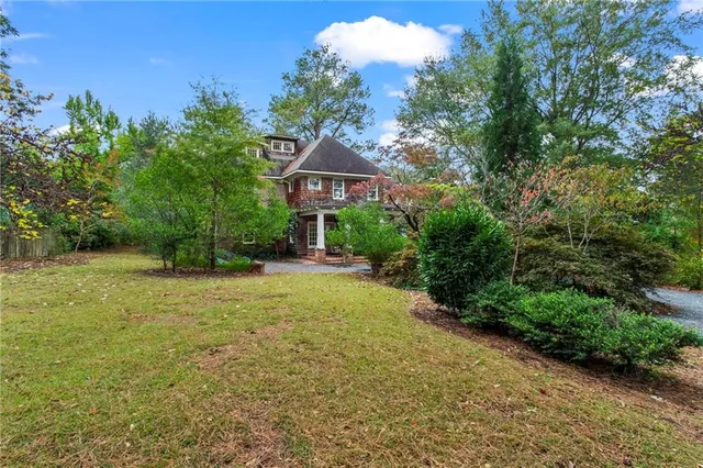 a view of a house with a yard
