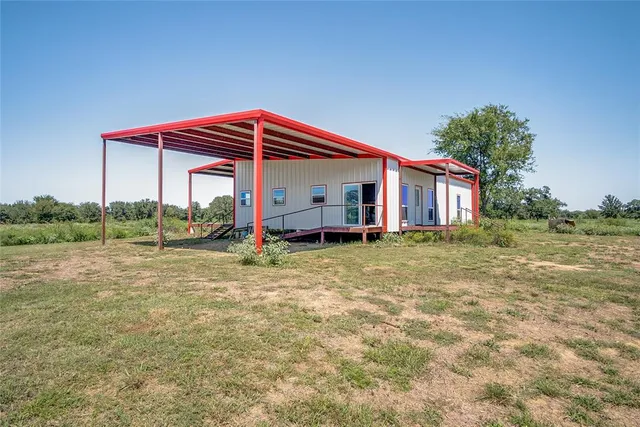 a view of a house with backyard and porch