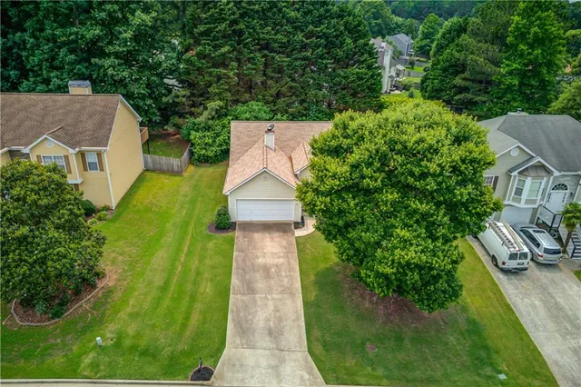 a view of an house with backyard