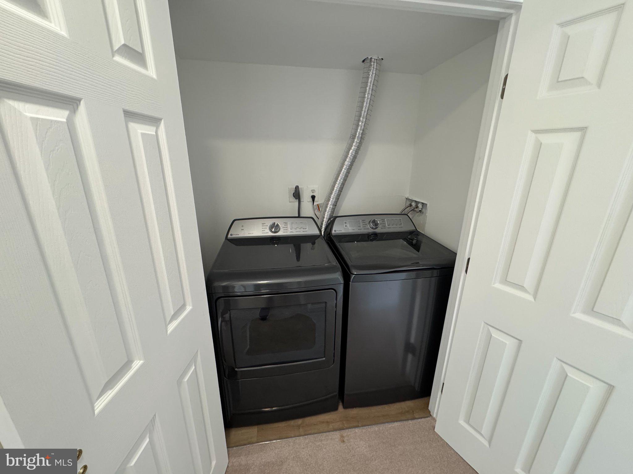 6153 Edsall Road, Unit I Alexandria, VA 22304 - Photo 4 of 8 Modern laundry space efficiency.