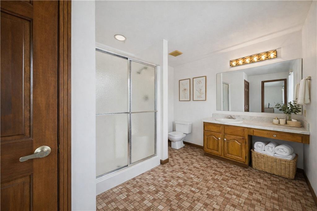 2530 Pleasant Valley Road Murrysville, PA 15668 - Photo 18 of 33 a spacious bathroom with a tub and a sink