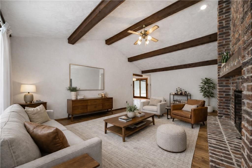 2530 Pleasant Valley Road Murrysville, PA 15668 - Photo 3 of 33 a living room with furniture and wooden floor