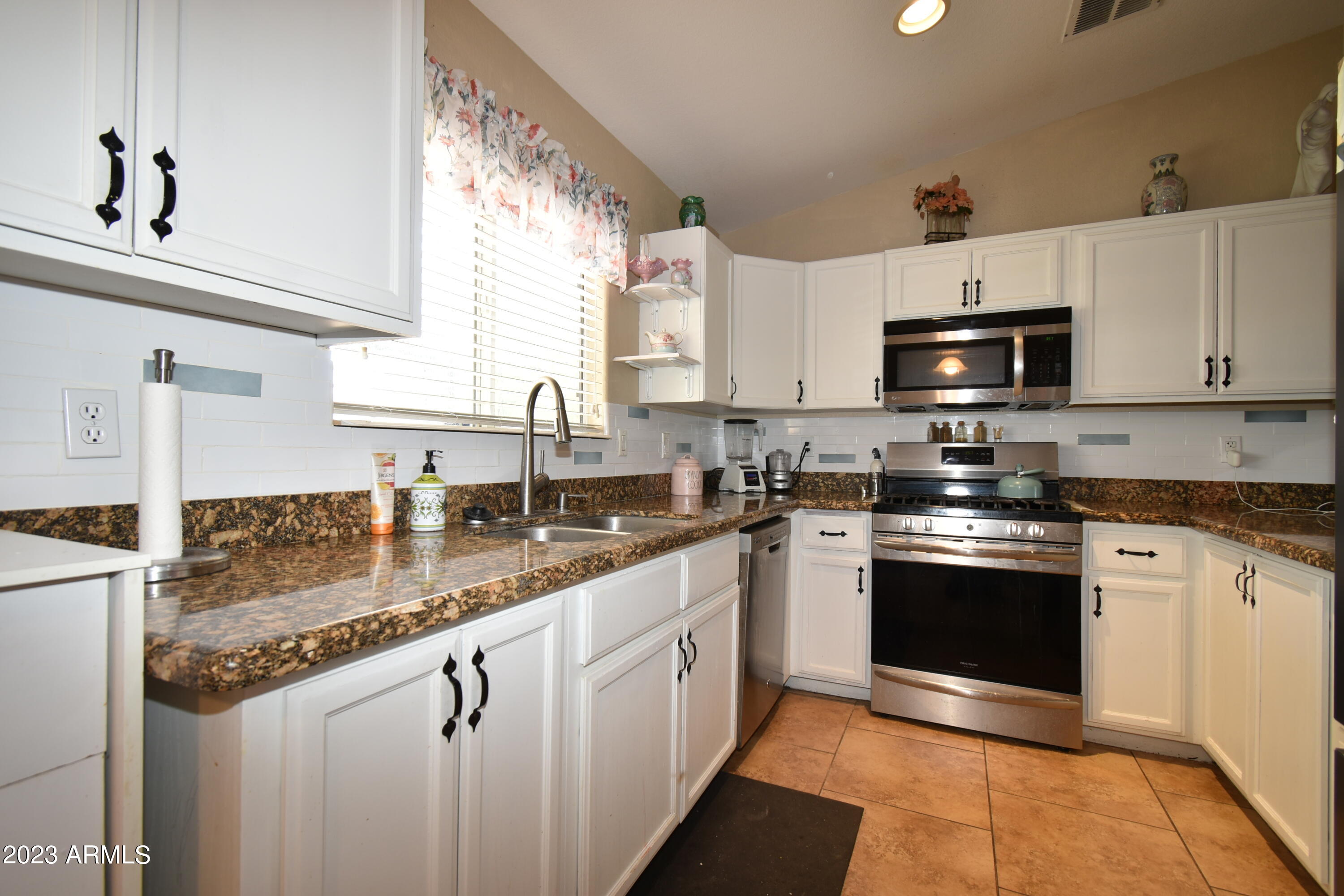 2623 East Contention Mine Road Phoenix, AZ 85032 - Photo 2 of 22 Kitchen