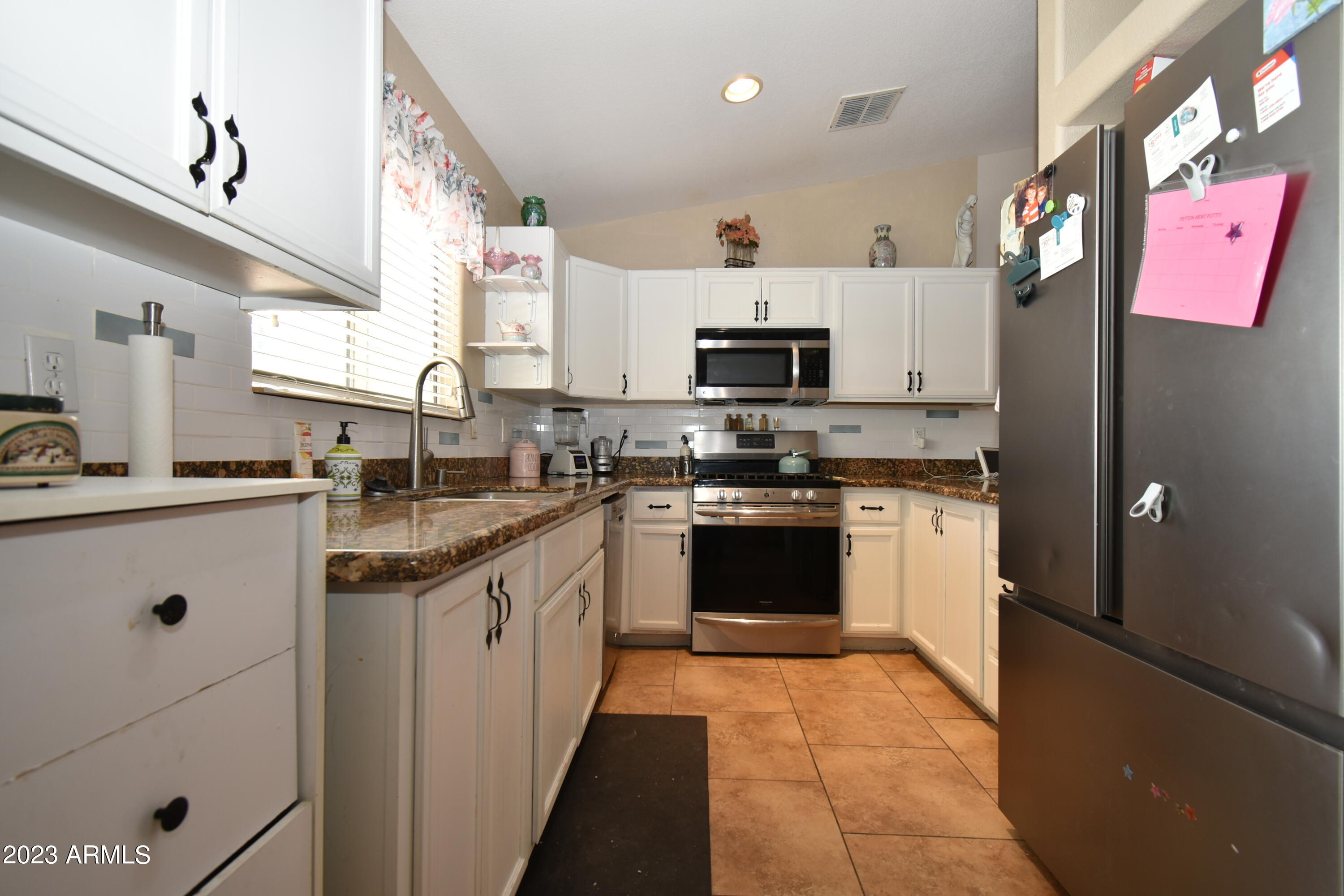 2623 East Contention Mine Road Phoenix, AZ 85032 - Photo 4 of 22 Kitchen