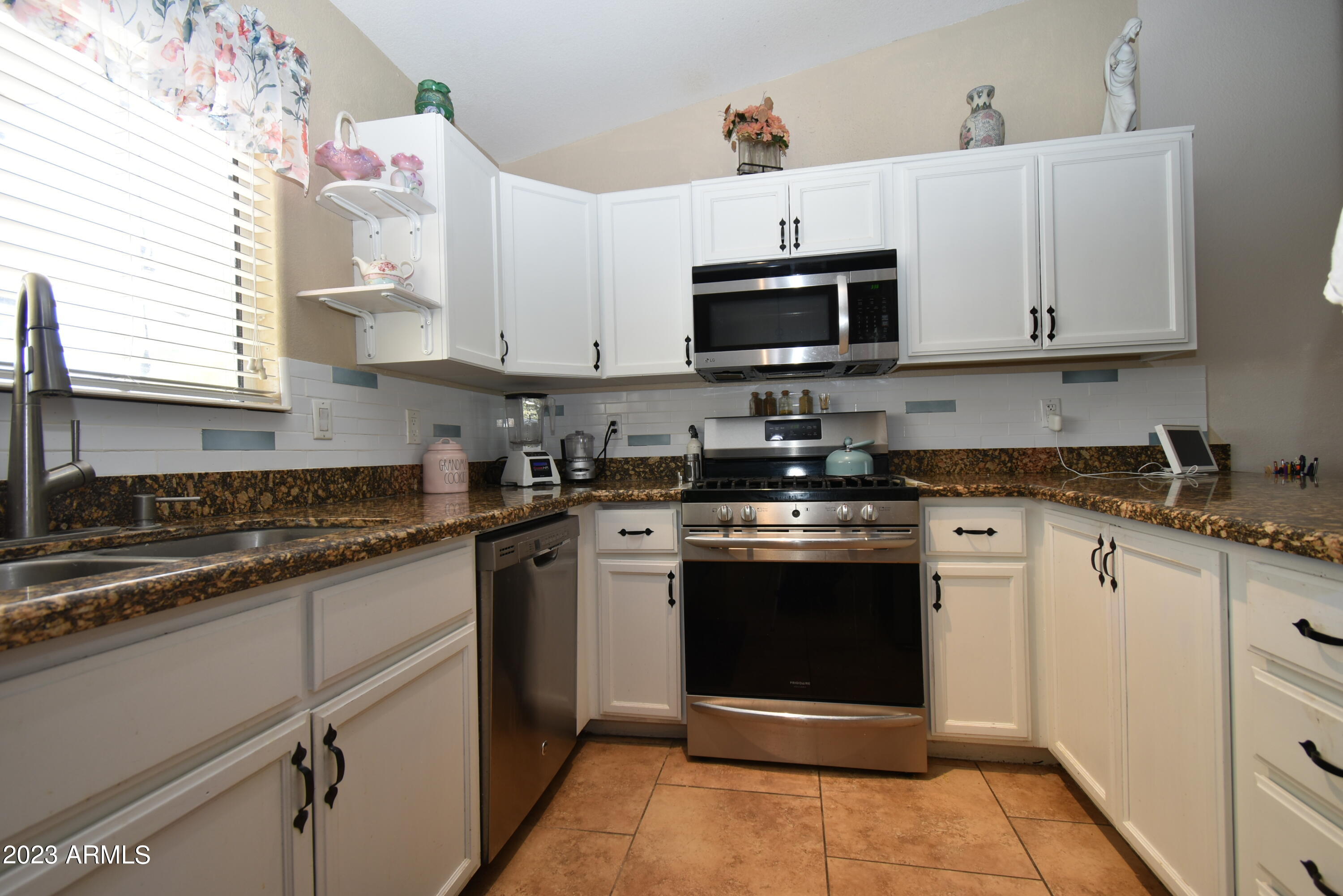 2623 East Contention Mine Road Phoenix, AZ 85032 - Photo 5 of 22 Kitchen