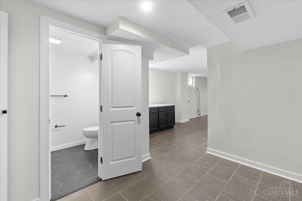 5698 Dunlap Road Cincinnati, OH 45252 - Photo 7 of 43
