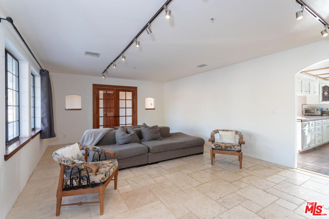 29243 Piani Road Pearblossom, CA 93553 - Photo 13 of 64 a living room with furniture and a potted plant