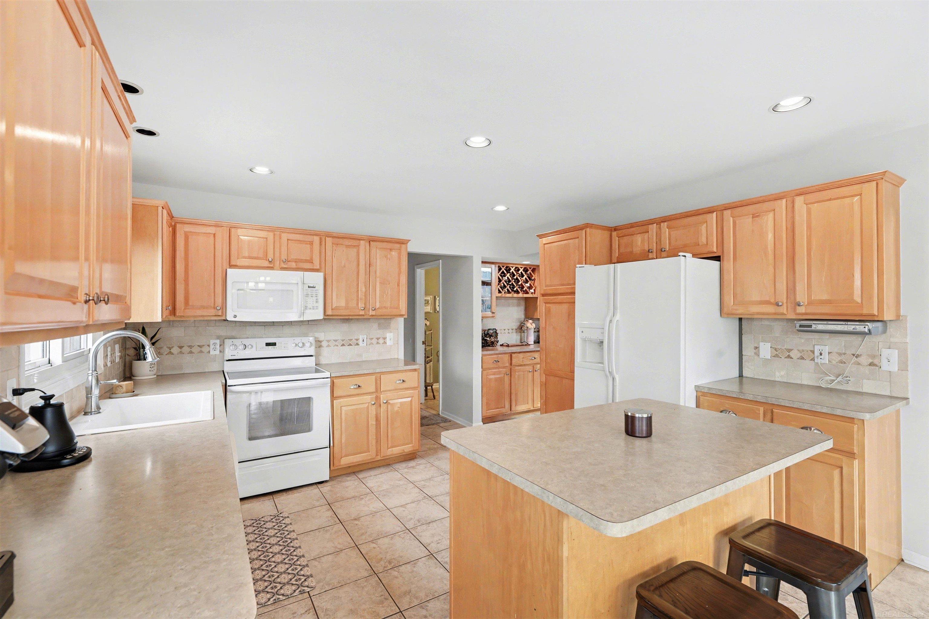 21368 Rome Drive Macomb, MI 48044 - Photo 14 of 37 50201290-f85cece1-ecf4-4720-a74e-c90b7fd25d9b.JPG