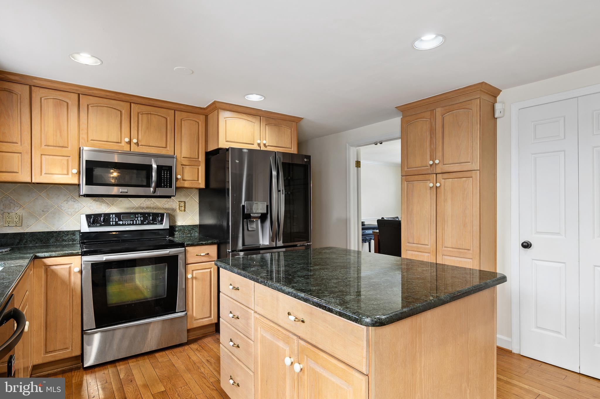16010 Edgewood Drive Dumfries, VA 22025 - Photo 22 of 85 Large kitchen with island