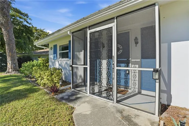 a view of a house with backyard