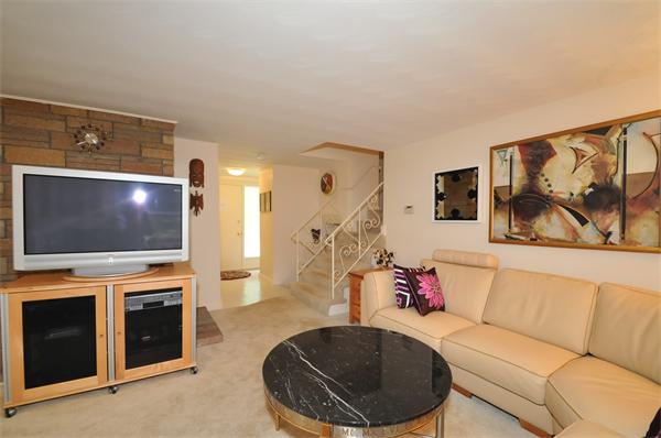 21 Woodward Road Framingham, MA 01701 - Photo 3 of 28 Gallery Image 3