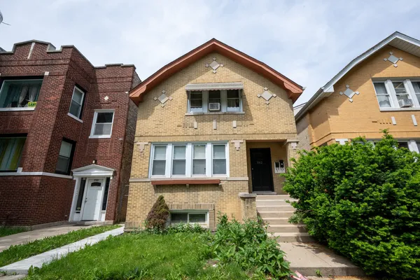 $1,600 | 3312 North Kostner Avenue, Unit 1, Chicago, IL 60641