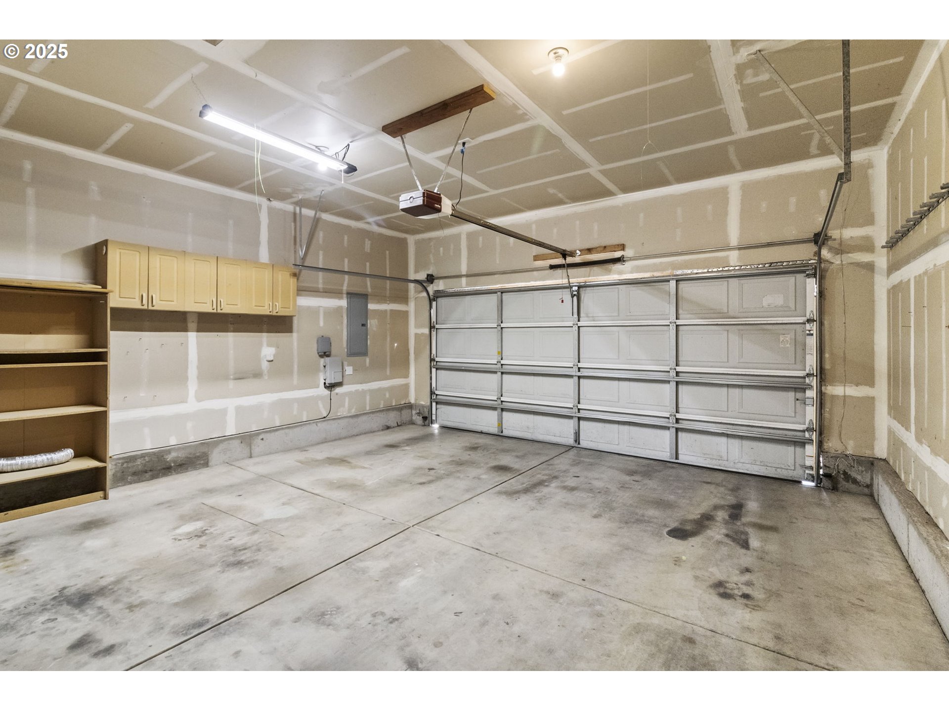 2175 Kelsey Lane Eugene, OR 97402 - Photo 21 of 27 a view of a garage