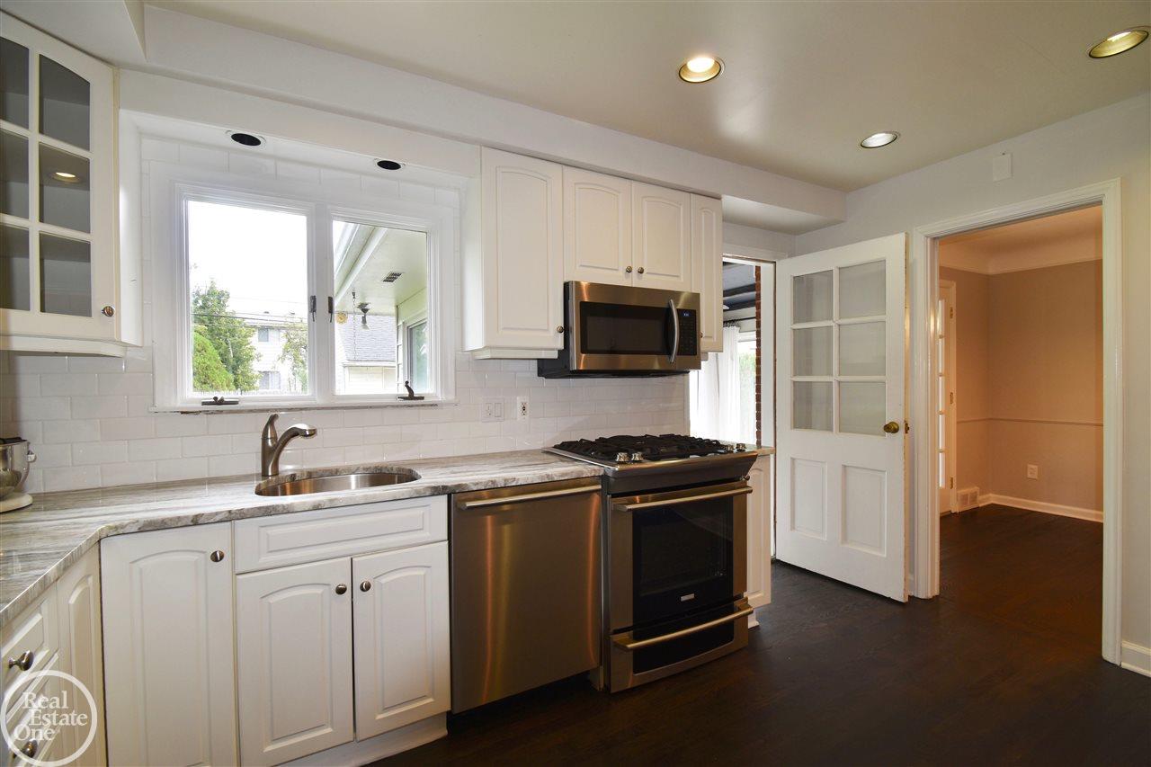 1086 Hawthorne Road Grosse Pointe, MI 48236 - Photo 2 of 31